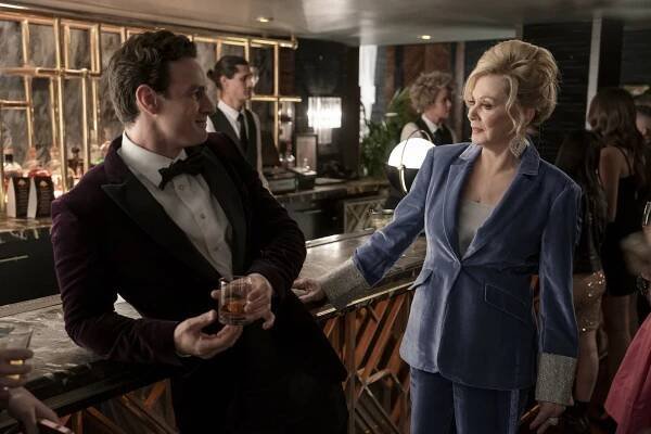 Luke Cook, Jean Smart - Stále v kurzu - Grilování Debory Vanceové - Z filmu