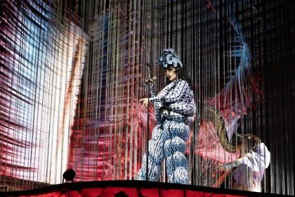 RECENZE: Björk v Praze hrála na enviromentální notu, opravdu strhnout nedokázala