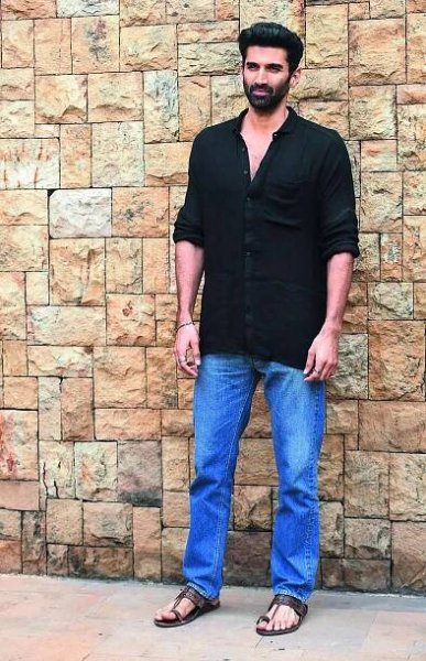 Aditya Roy Kapur wearing Kolhapuri chappal