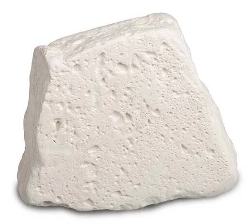 Minerální kaolinit (kaolin) izolovaný na bílém pozadí. Hlavním použitím kaolinitu je výroba papíru. stock fotka
