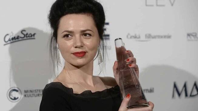 Lucie Žáčková se soškou Českého lva.   