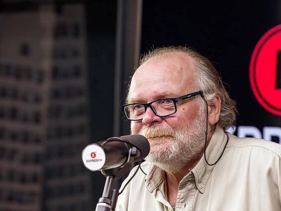 Igor Bareš: Abych si s chutí zahrál divadlo, musím se živit dabingem - Expres FM