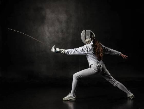 žena šermíř izolovaná na černém pozadí - épée - stock snímky, obrázky a fotky