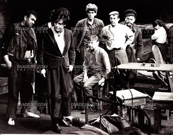 Andrej Vandlík (Satin), Elena Zvaríková Pappová (Vasilisa Karpovna), Ján Mistrík (Aľoška), Ján Hečko (Bubnov), Štefan Halás (Tatár), Rudolf Látka (Michail Ivanov Kostyľov), Gita Mikulová (Nataša)