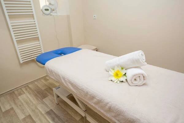 Karlovy Vary pro dva: elegantní 3* hotel se snídaní a vstupem do lázní či masáží