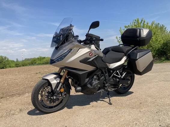 TEST: Honda NT1100 – cestovatel se sportovní DNA - MOTORVIZE.cz