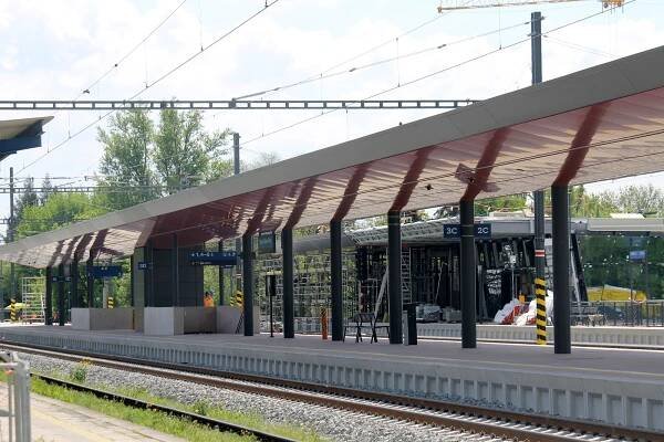Nádraží v Králově Poli: podchodem už na nová nástupiště, budova dostává střechu
