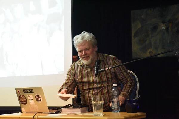 Publicista Pavel Klusák představil ve společenském domě svůj pohled na Semafor