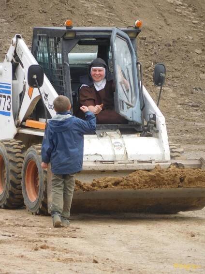 Při obnově kláštera řádové sestry samy řídí smykáč Bobcat / Tiskové zprávy / bagry.cz - vše o stavebních strojích pro zemní