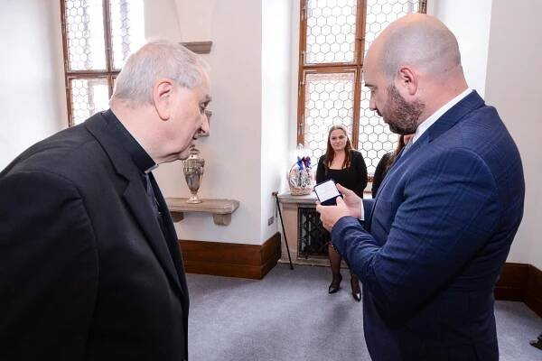 Emeritní biskup František Radkovský oslavil 85. narozeniny, poblahopřál mu primátor Roman Zarzycký : Plzeň - oficiální informační
