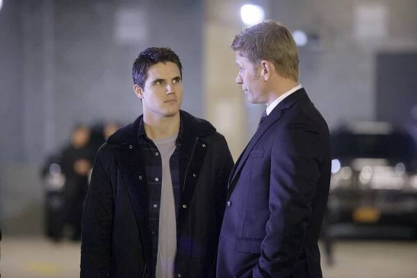 Lidé zítřka - Rumble - Z filmu - Robbie Amell, Mark Pellegrino
