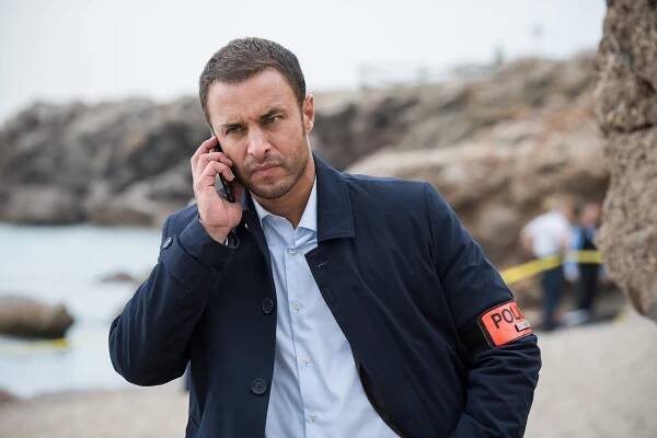 Policajtka Barbie - A beau mentir qui vient de loin - Z filmu - Raphaël Lenglet