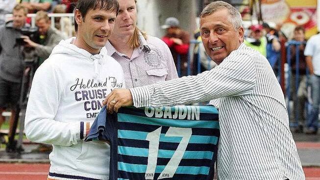 Josef Obajdin přebírá z rukou sportovního ředitele dres s číslem 17.