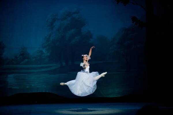 Baletní představení Giselle velkolepého uměleckého souboru z Petrohradu