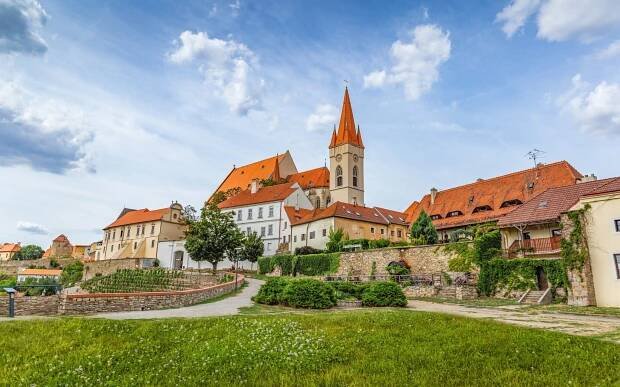 Znojmo v obklopení vinic: Rodinný Hotel N *** s polopenzí, láhví vína, návštěvou cukrárny a odpočinkem v sauně