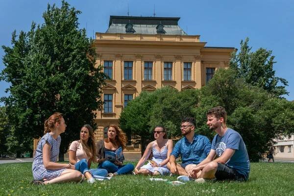 O absolventy humanitních a společenskovědních oborů je na trhu práce zájem, vyplývá z unikátního průzkumu - Univerzita Hradec Králové
