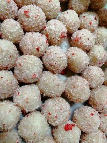 1 recept/2 cukroví: RAW kokosové kuličky (s kurkumou a brusinkami) | LAHODNÝ BLOG