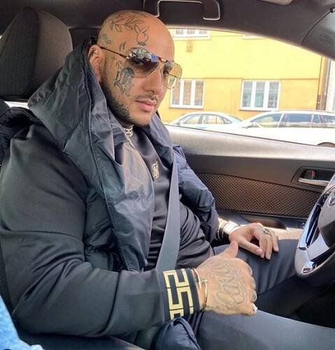 Laky je vyhlášený barber.