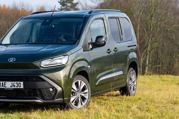 Obrovský kufr, až sedm míst a úsporný diesel: Svůj rodinný ideál teď Toyota prodává se slevou, ušetříte desetitisíce