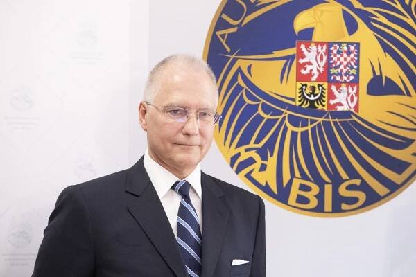 Pokud vláda přidá vojákům a policistům, musí zvýšit platy i špionům BIS