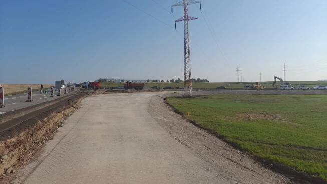 Novinka na hlavním tahu I/43. Podívejte, jak u Sebranic staví kruhový objezd