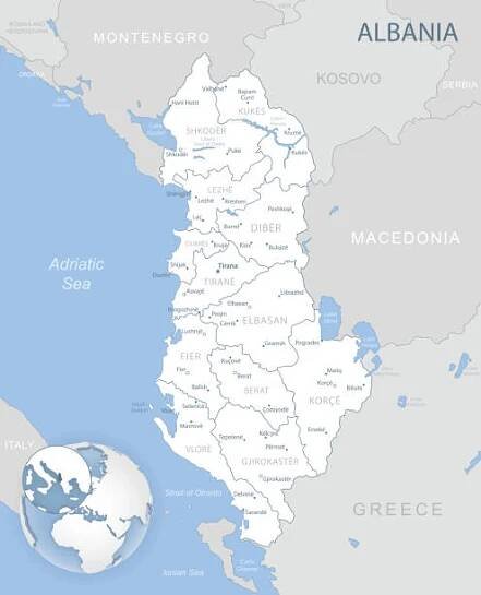 modrošedá podrobná mapa administrativních divizí albánie a umístění na světě. - elbasan stock ilustrace