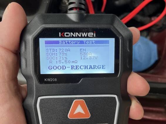 Levný tester autobaterie Konnwei KW208