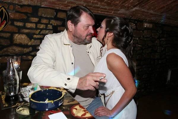 Ornello, víš o tom? Tvůj miláček Kokta koketoval s pohlednou brunetkou. Sahal jí na zadeček a zíral do výstřihu