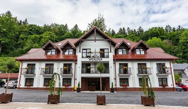 Lázeňské město Duszniki Zdrój blízko českých hranic: moderní hotel s wellness a polopenzí