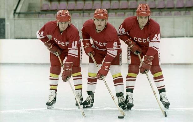 Reprezentace Sovětského Svazu – Sergej Makarov, Igor Larionov, Vladimír Krutov Společně s obrannou dvojicí Vjačeslav Fetisov – Alexej Kasatonov nahánělo hokejové ofenzivní trio Makarov, Larionov, Krutov hrůzu všem soupeřům. V osmdesátých letech minulého století byli u všech tehdejších úspěchů týmu trenéra Viktora Tichonova, jemuž se přezdívalo „Rudá mašina.“