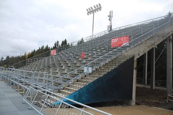 OBRAZEM: Necelých sto dní do šampionátu. Podívejte, jak roste Vysočina Arena