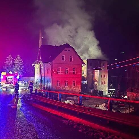 Plameny šlehaly z oken domu v Liberci, hořelo horní patro a střecha