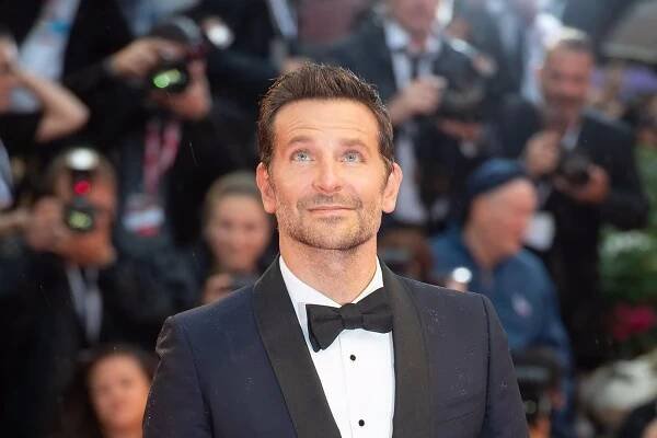 Herec a sex symbol Bradley Cooper sa čudne oholil. Fanúšikovia nechápu