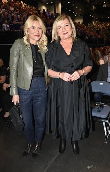 Ne galakoncert, ale velekoncert: 70 skladatele si užily zpěvačky v sexy modelech i Schillerová s dcerou