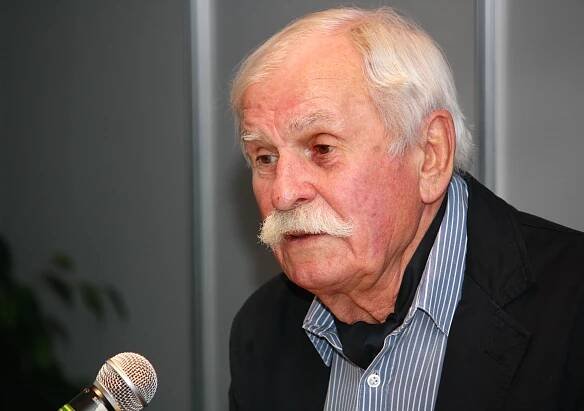 Soubor:Adolf Born 2 - Book World Fair 2010 Prague.jpg – Wikipedie