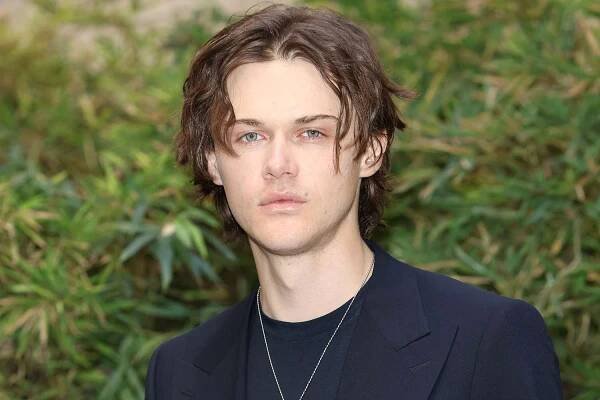 Christopher Briney arrives at the Giorgio Armani fashion show during the Milan Menswear Fall/Winter 2024-2025 on January 15, 2024 in Milan, Italy.