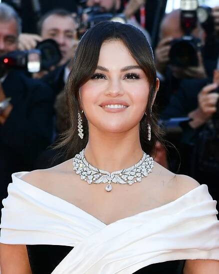 Selena Gomez Is Engaged! All About Her Natural Diamond Engagement Ring 5