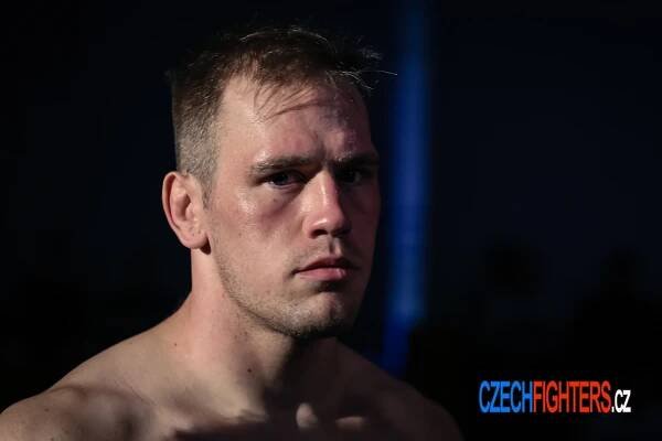 Viktor Pešta: Pohrávám si s myšlenkou o přestupu do polotíhy - www.czechfighters.czwww.czechfighters.cz
