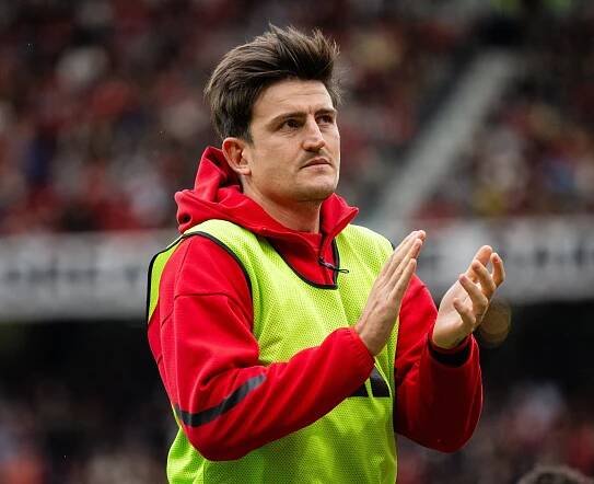 Harry Maguire of Manchester United applauding fans.