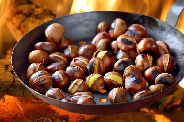 Připravte si pečené kaštany, dobrotu, která patří k chladnému počasí - iMnam.cz