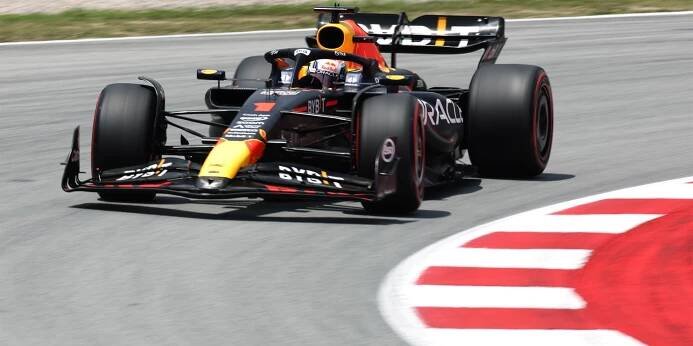 V prvním tréninku byl ve Španělsku nejrychlejší Verstappen. Ferrari nasadilo nové bočnice