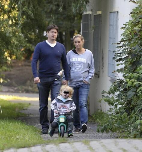 Hynek Dřízhal se synem Jeníčkem a novou partnerkou, se kterou si založil rodinu.