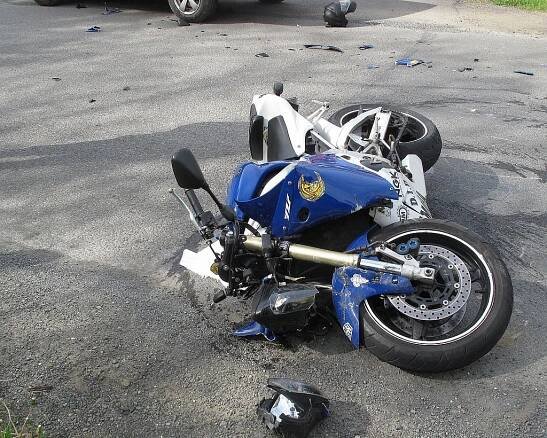 Motorkář skončil po nehodě s osobákem u obce Vidče v péči zdravotníků | POŽÁRY.cz - ohnisko žhavých zpráv | hasiči aktuálně