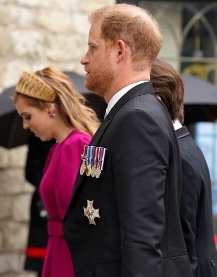 FOTO: Princ Harry dorazil na korunovaci bez Meghan. – stránka 83