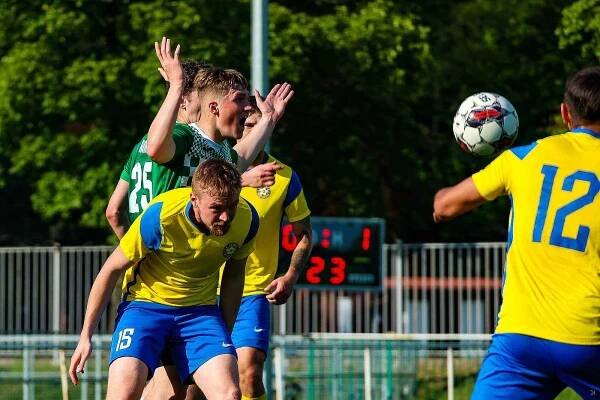 FORTUNA divize A, 25. kolo: FC Rokycany - SK SENCO Doubravka (na snímku fotbalisté ve žlutých dresech) 0:1.