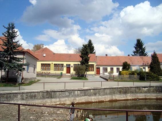 Soubor:Babice u Rosic náves s obecním úřadem.JPG