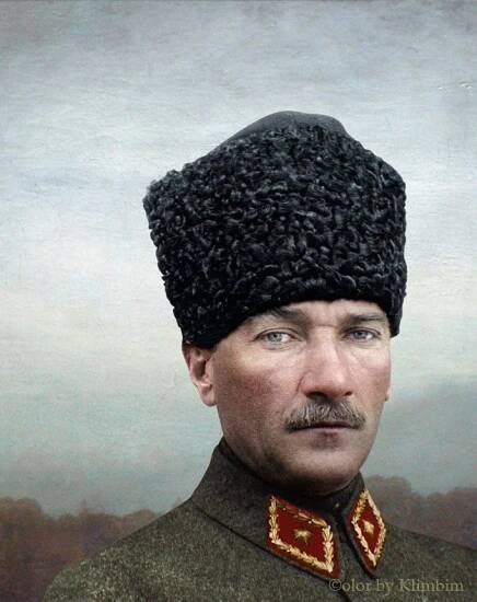 Muž, který změnil Turecko. Atatürk po 85 letech ožívá na kolorovaných fotografiích