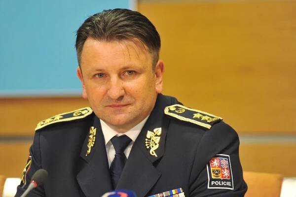 Policejní prezident Tuhý: Pelikán je pubescentní ministr. Pelikán: Víc mě trápí Tuhého SMS s podsvětím