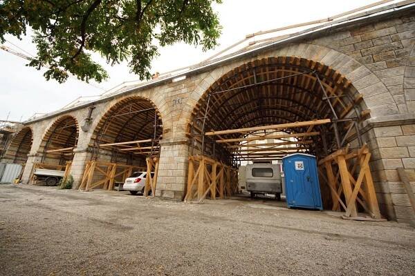 Praha zasklí první oblouk Negrelliho viaduktu. Projekt má do Karlína vrátit obyčejné lidi - Zdopravy.cz