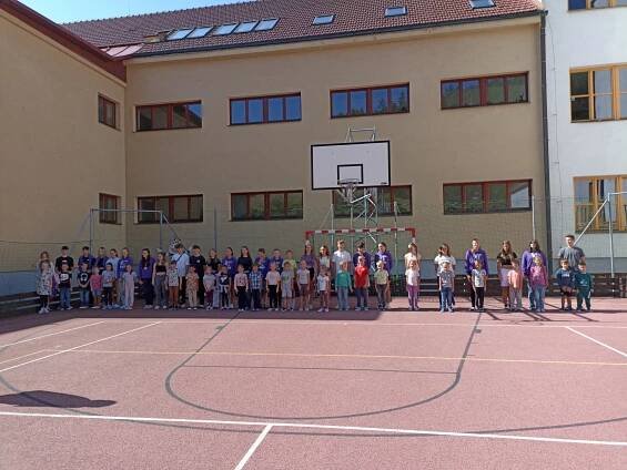 První dny prvňáčků společně s žáky 9. tříd · ZŠ Valašská Bystřice